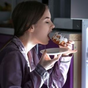 هل تناول الطعام ليلاً يزيد الوزن؟ دراسة جديدة تكشف الحقيقة